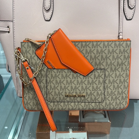 MICHAEL KORS JET SET ITEM LG 2 in 1 CARD CASE & WRISTLET
Poppy NWT - Picture 5 of 16